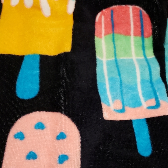 Betsey Johnson Beach Towel 28 in x 58 in - Picture 4 of 11